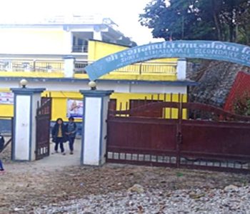 विद्यार्थीलाई बाहिर निकालेर जनप्रतिनिधिले नै गरे विद्यालयमा तालाबन्दी