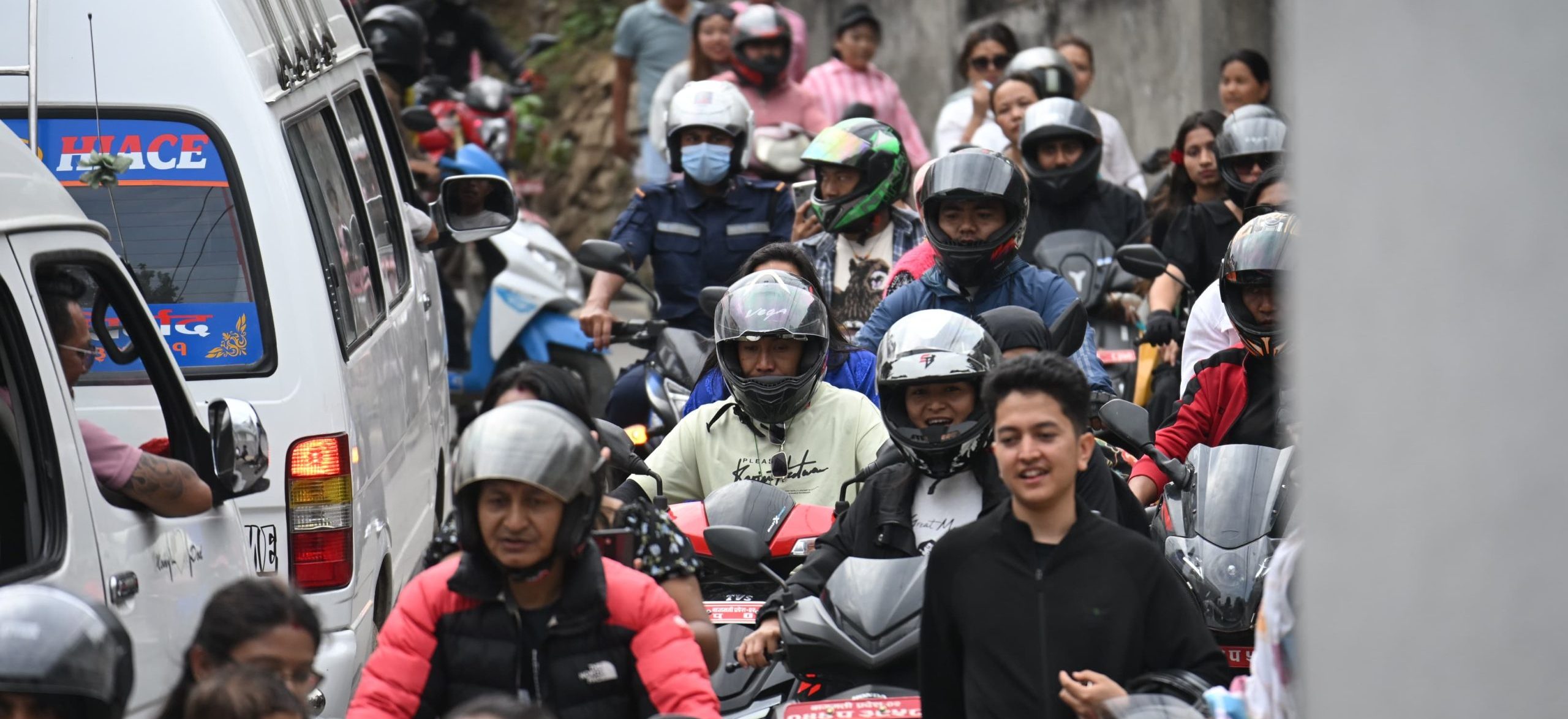 थेग्नै नसक्ने गरी आगन्तुक आएपछि सेतो गुम्बा निर्धारित समयअघि नै बन्द (तस्वीरहरू)