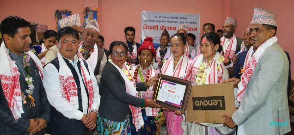 गणतन्त्र दिवसमा उत्कृष्ट अङ्क ल्याउने लिम्बूलाई ल्यापटप उपहार