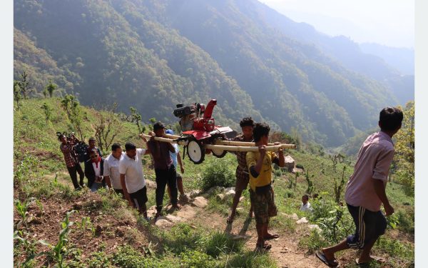 चितवनको कान्दामा दुई घण्टा बोकेर हाते ट्रयाक्टर पुर्‍याउँदा…