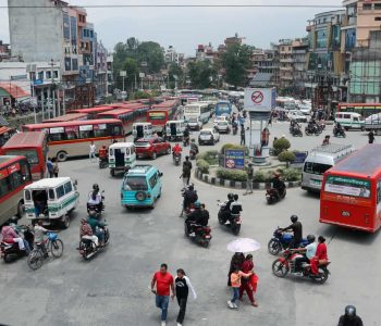 चक्रपथमा यातायात व्यवसायी र मजदुरको चक्काजाम, अस्पताल र विमानस्थल जाने यात्रु मारमा (तस्वीरहरू)