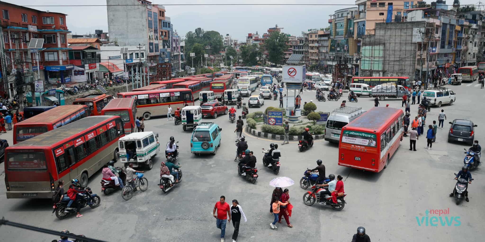 चक्रपथमा यातायात व्यवसायी र मजदुरको चक्काजाम, अस्पताल र विमानस्थल जाने यात्रु मारमा (तस्वीरहरू)