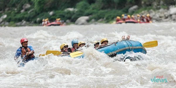 गर्मी छल्न छालसँगै पौँठेजोरी (तस्वीरहरू‌)