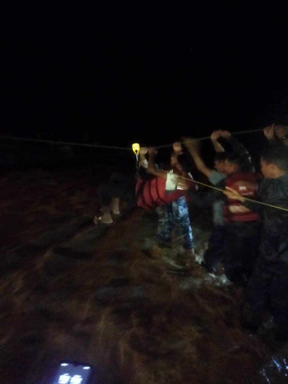 रोशी खोलाको बाढीमा फसेका ५ जनाको सकुशल उद्धार