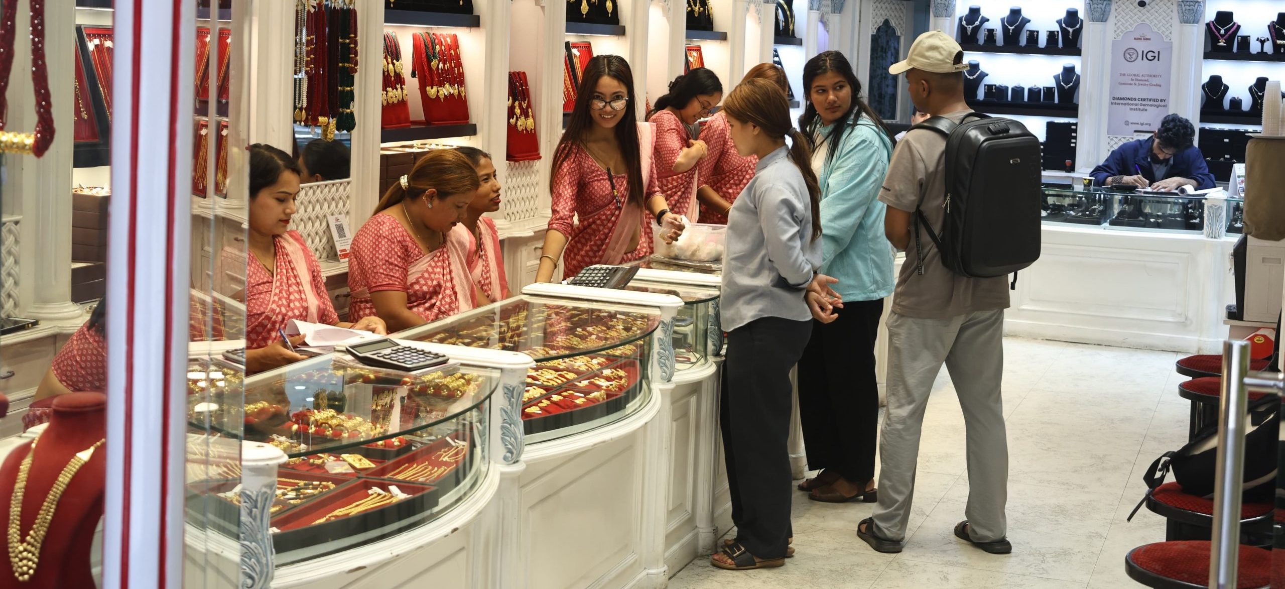 सरकारलाई अल्टिमेटम दिँदै व्यवसायीले खोले सुनचाँदी पसल (तस्वीरहरू)