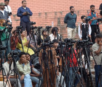 जब एक वृद्ध फोटो पत्रकार र युट्युबरहरूको बीचमा घेरिए