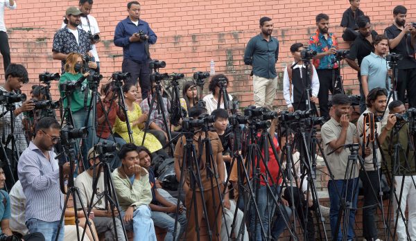 जब एक वृद्ध फोटो पत्रकार र युट्युबरहरूको बीचमा घेरिए