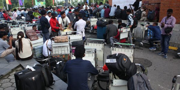 कतारमा आक्रमणको प्रभाव : त्रिभुवन विमानस्थलमा यात्रु अलपत्र (तस्वीरहरू)