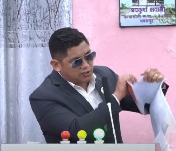 गण्डकी प्रदेशसभामा पूर्वमन्त्रीले रोष्ट्रममै च्याते बजेट पुस्तक