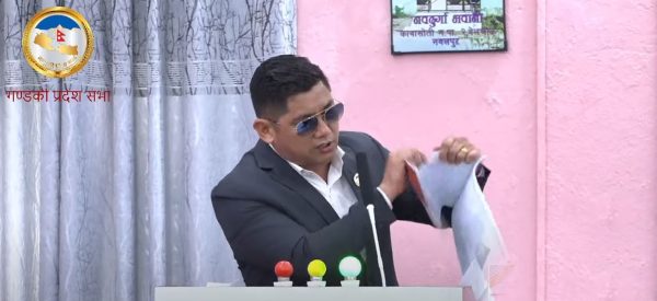 गण्डकी प्रदेशसभामा पूर्वमन्त्रीले रोष्ट्रममै च्याते बजेट पुस्तक