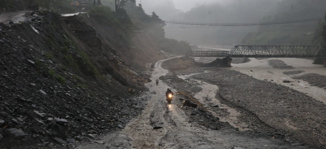 काठमाडौंलाई हेटौँडासँग जोड्ने कान्ति लोकपथको हालत (तस्वीरहरू)