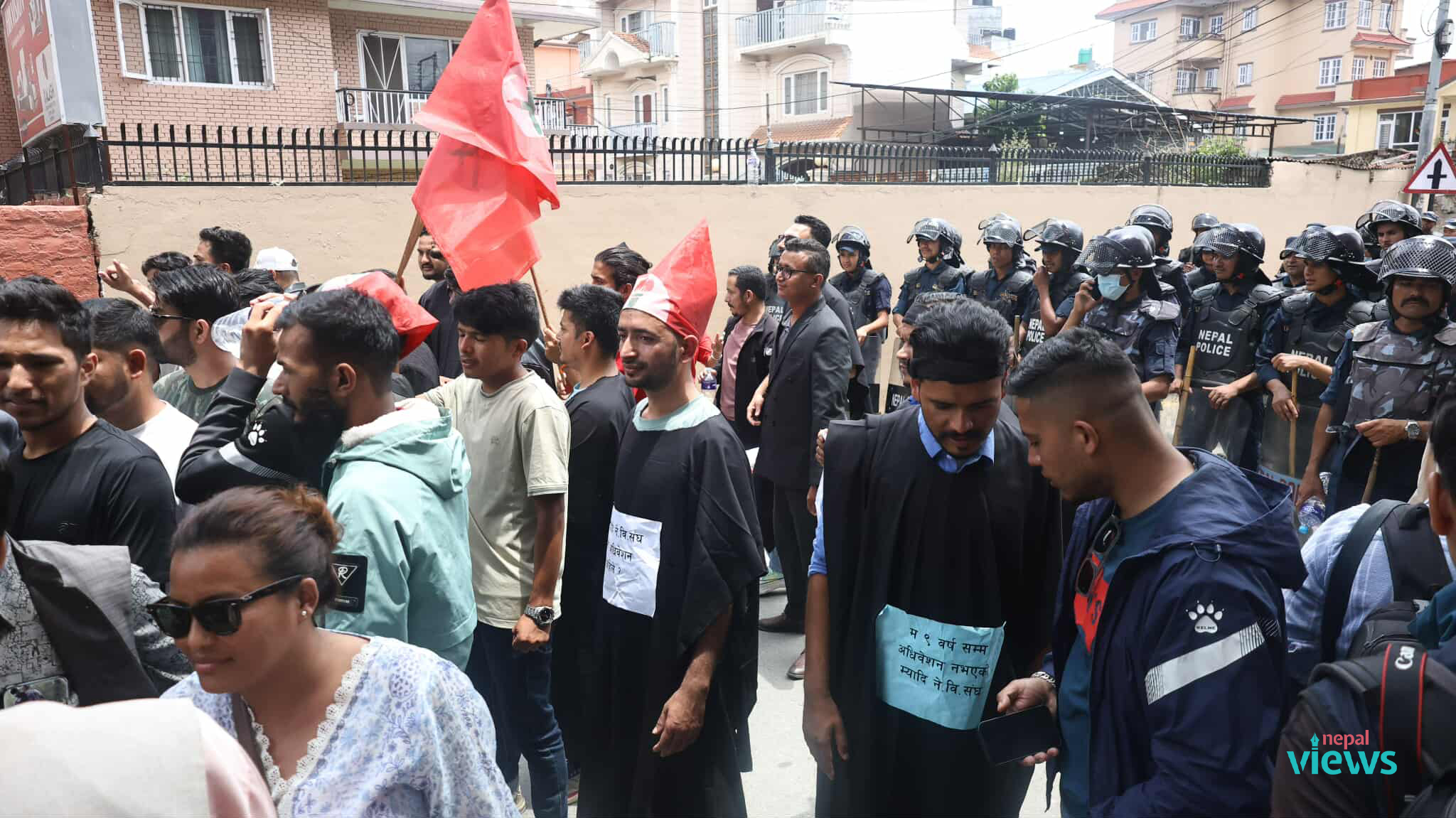 पार्टीको बैठकअघि कांग्रेस केन्द्रीय कार्यालयमा नेविसंघको प्रदर्शन, तरुण दलको अनशन