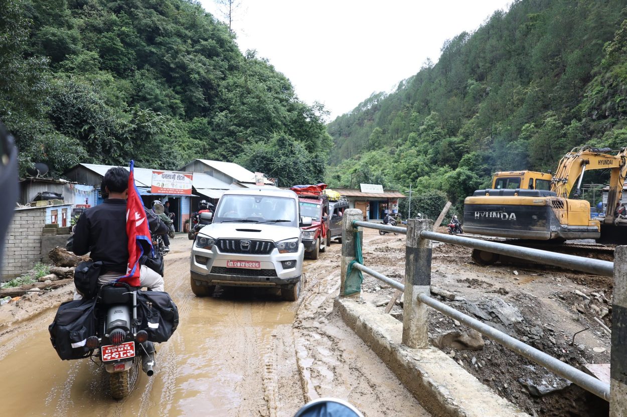 काठमाडौं–हेटौंडा सडक: निर्माणाधीन र बिग्रिएका खण्डले यात्रुलाई सास्ती (तस्वीरहरु)  
