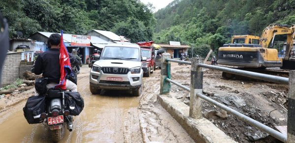 काठमाडौं–हेटौंडा सडक: निर्माणाधीन र बिग्रिएका खण्डले यात्रुलाई सास्ती (तस्वीरहरु)  