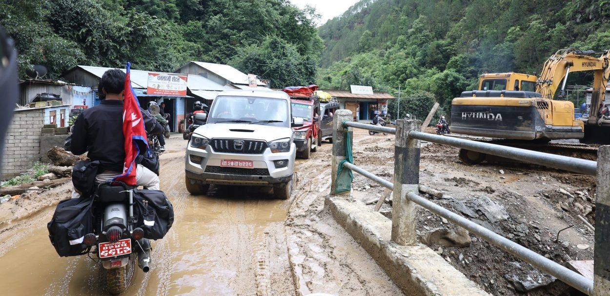 काठमाडौं–हेटौंडा सडक: निर्माणाधीन र बिग्रिएका खण्डले यात्रुलाई सास्ती (तस्वीरहरु)