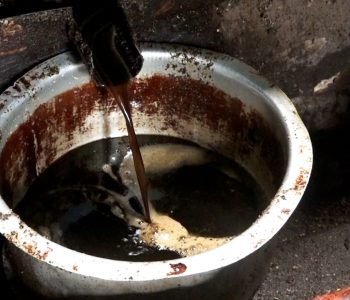 खोकनामा परम्परागत विधिबाट यसरी तयार हुन्छ तोरीको तेल (फोटोफिचर)