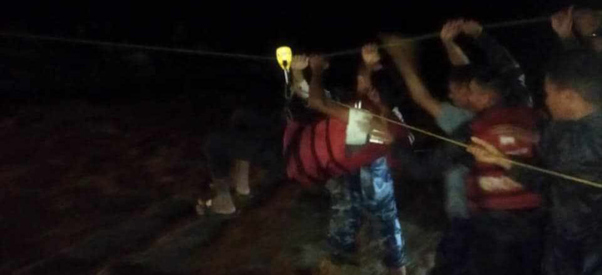 रोशी खोलाको बाढीमा फसेका ५ जनाको सकुशल उद्धार