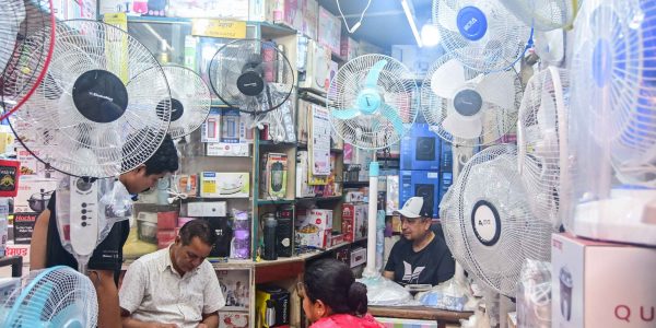 गर्मी बढेसँगै बजारमा थरीथरीका फ्यान (तस्वीरहरू)