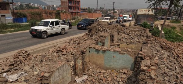 सूर्यविनायक-साँगा सडक सीमाभित्रका संरचना भत्काइँदै (तस्वीरहरू)