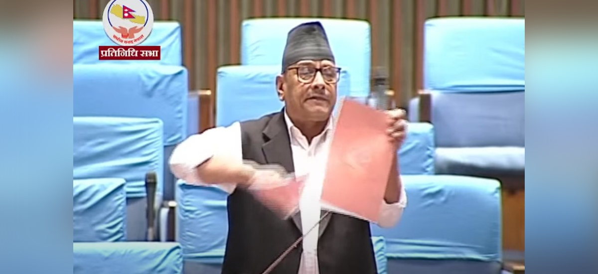 सांसद थापाले संसद्‌मै च्याते बजेट पुस्तक