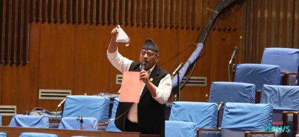 सांसद थापाले संसद्‌मै च्याते बजेट पुस्तक
