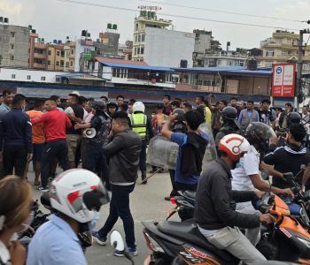 अरनिको बसपार्कमा यातायात व्यवसायी र प्रहरीबीच तनाव (तस्वीरहरू)