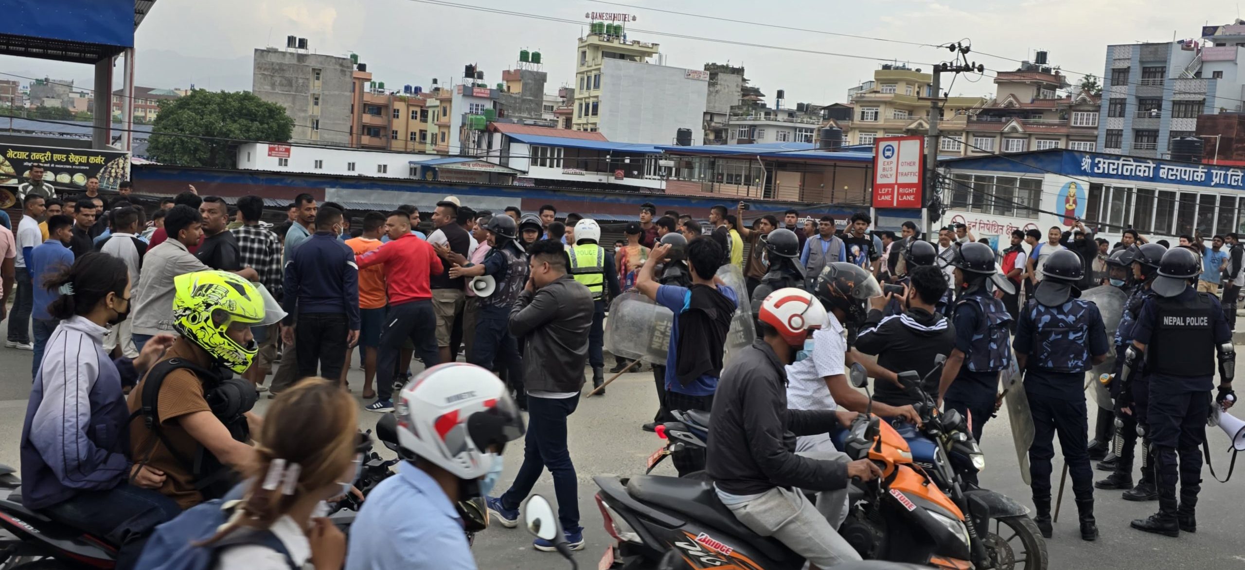 अरनिको बसपार्कमा यातायात व्यवसायी र प्रहरीबीच तनाव (तस्वीरहरू)