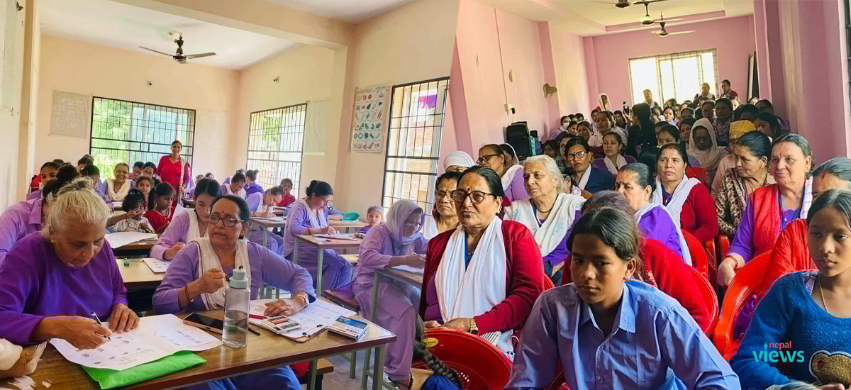 उमेरले रोक्दैन पढ्ने चाहना : साधना विद्यालयको कक्षामा हजुरआमादेखि नातिनीसम्म