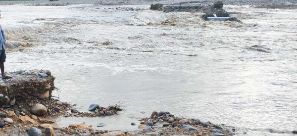 दुम्कीवासमा बाढीले डाइभर्सन बगायो, पूर्व–पश्चिम राजमार्ग अवरुद्ध