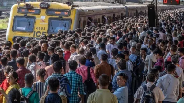 मुम्बईमा चलिरहेको लोकल ट्रेनबाट यात्रुहरू खसे