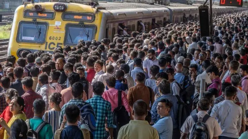 मुम्बईमा चलिरहेको लोकल ट्रेनबाट यात्रुहरू खसे