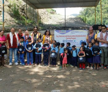 लायन्स क्लबको सहयोगमा सिन्धुपाल्चोकका विद्यार्थीलाई शैक्षिक सामग्री वितरण (तस्वीरसहित)