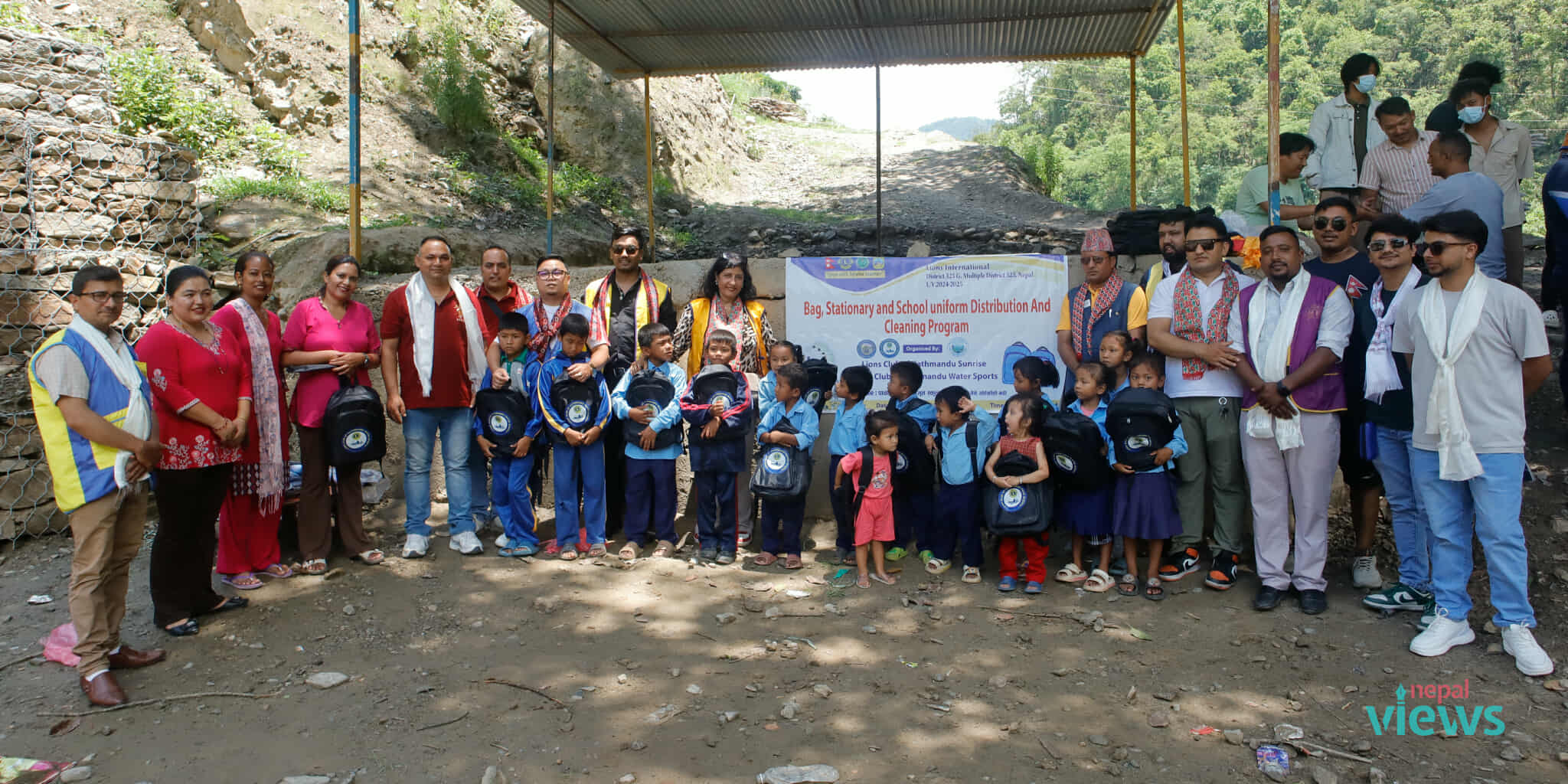 लायन्स क्लबको सहयोगमा सिन्धुपाल्चोकका विद्यार्थीलाई शैक्षिक सामग्री वितरण (तस्वीरसहित)