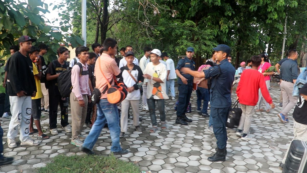 भारतका विभिन्न स्थानमा बन्धक बनाइएका ५७ नेपाली उद्धारपछि स्वदेश फर्किए