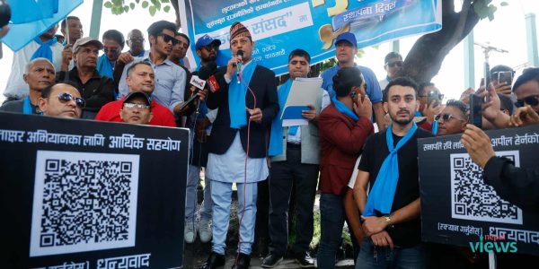 सदनदेखि सडकसम्म रास्वपा, माइतीघरमा जनताको हस्ताक्षर संकलन (तस्वीरहरू)