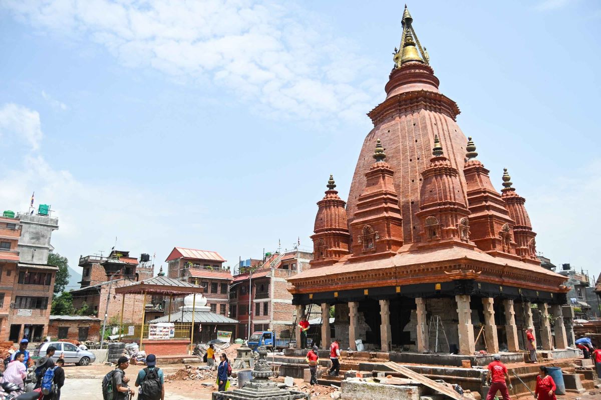 दश वर्षपछि मन्दिरभित्र स्थापित हुँदै रातो मच्छिन्द्रनाथ (तस्वीरहरू)