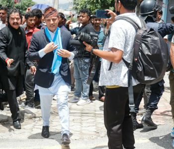 माइतीघरबाट आएका रास्वपाका कार्यकर्तालाई प्रहरीले बानेश्वरमा रोक्यो (तस्वीरहरू)