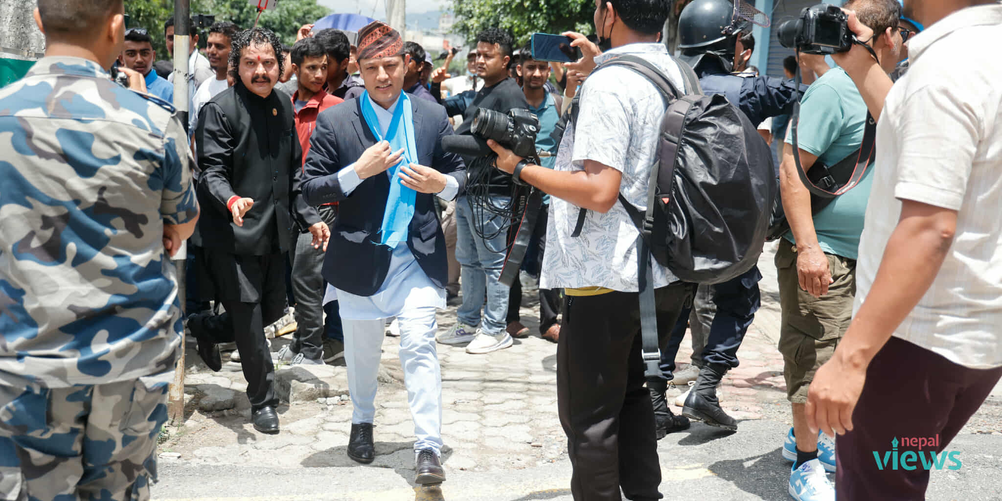 माइतीघरबाट आएका रास्वपाका कार्यकर्तालाई प्रहरीले बानेश्वरमा रोक्यो (तस्वीरहरू)