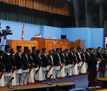 संसद् बैठक आधा घण्टाका लागि स्थगित, रास्वपा सांसदलाई बैठकबाट निकाल्न माग