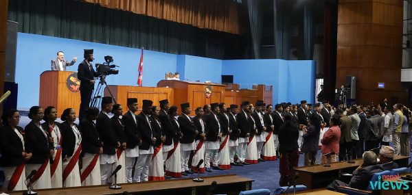 संसद् बैठक आधा घण्टाका लागि स्थगित, रास्वपा सांसदलाई बैठकबाट निकाल्न माग