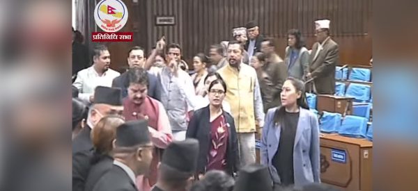 रास्वपाले गर्‍यो संसद्‌को वेल घेराउ