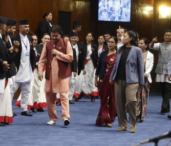 रास्वपा सांसदहरूले वेल घेराउ गरिरहे, सभामुखले संसद्‌ चलाइरहे (तस्वीरहरू)