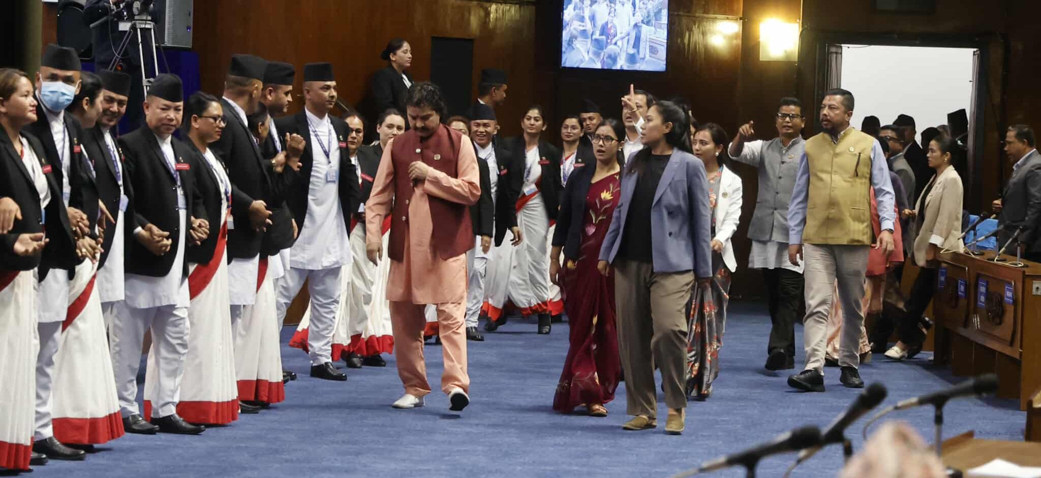 रास्वपा सांसदहरूले वेल घेराउ गरिरहे, सभामुखले संसद्‌ चलाइरहे (तस्वीरहरू)