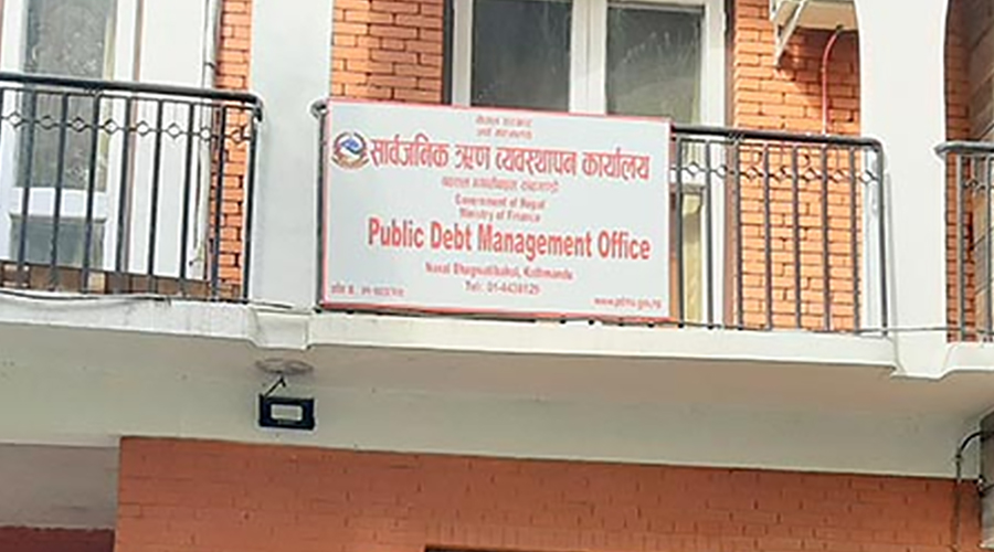 आन्तरिक ऋण लक्ष्यअनुसार लिएको सरकारले बाह्य ऋण आधा पनि पाएन
