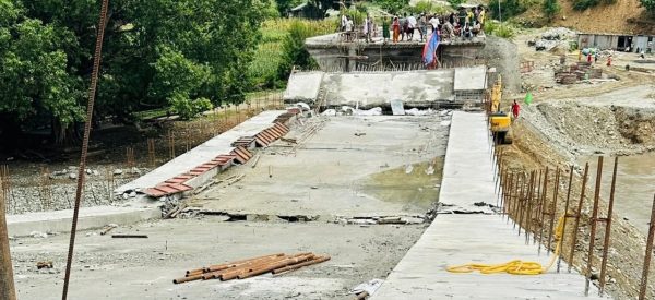 निर्माण पूरा नहुँदै भत्कियो तामाकोशीको पुल (चार तस्वीरसहित)