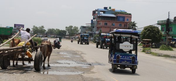 कोशीमा ट्याम्पो र दुईपांग्रे सवारी मात्रै सञ्चालन, यात्रु समस्यामा (तस्वीरहरू)