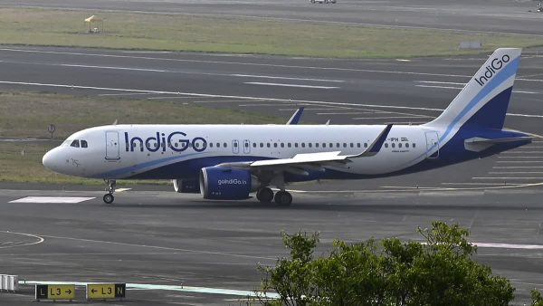 उड्न लागेको इन्डिगो विमानभित्र पेट्रोलको गन्ध आएपछि अचानक रोकियो उडान