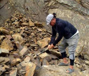 चट्टानसहितको पहिरो खस्दा कागबेनी-कोरला सडक अवरुद्ध
