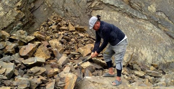चट्टानसहितको पहिरो खस्दा कागबेनी-कोरला सडक अवरुद्ध