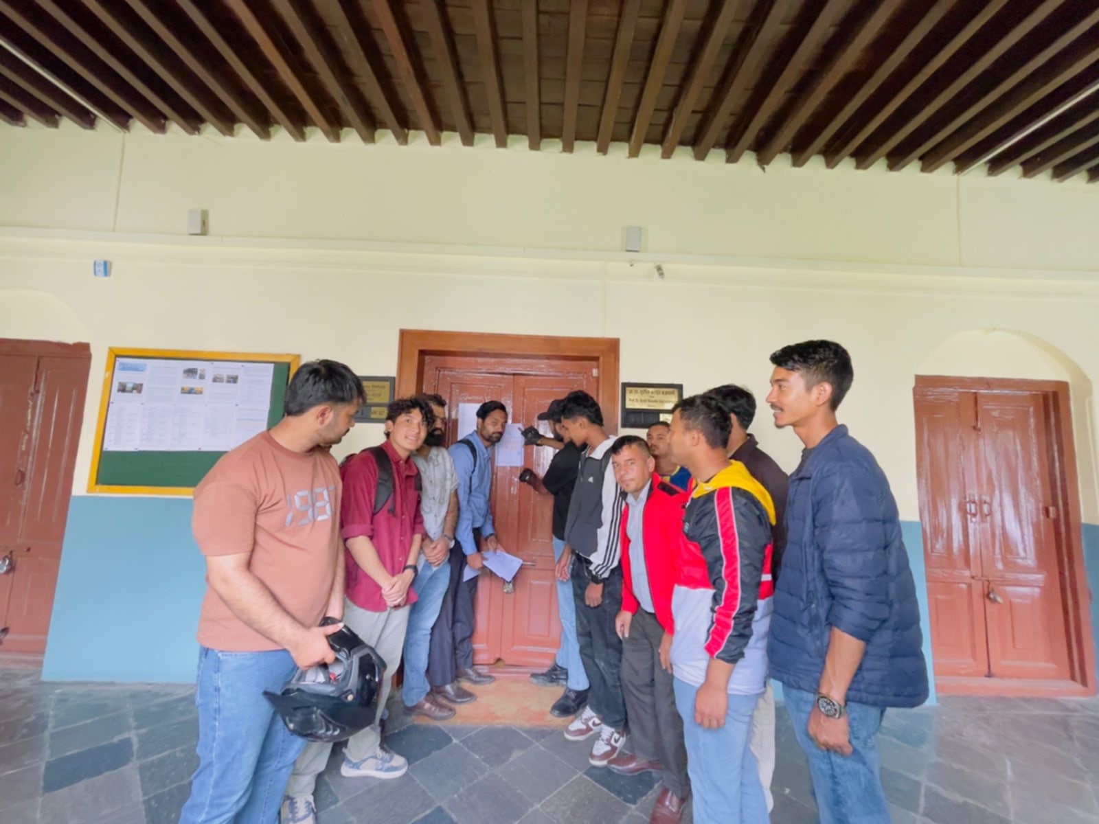 पठनपाठन सुचारु गर्न माग गर्दै अखिल (क्रान्तिकारी) ले गर्‍यो डीन कार्यालयमा तालाबन्दी